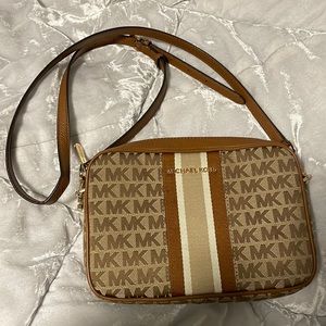 Micheal kors crossbody bag